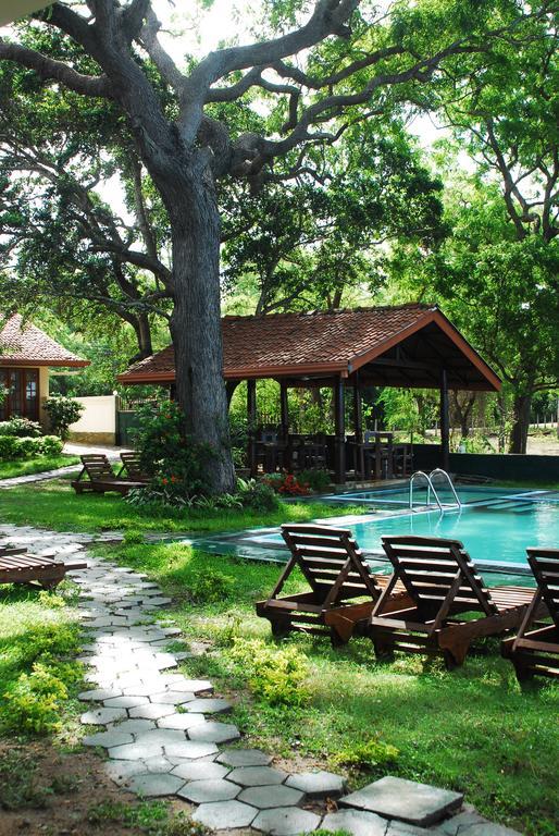 Oak Ray Lake Resort Tissamaharama Exterior photo