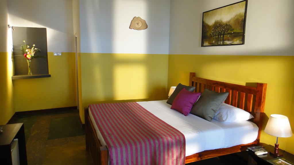 Oak Ray Lake Resort Tissamaharama Room photo