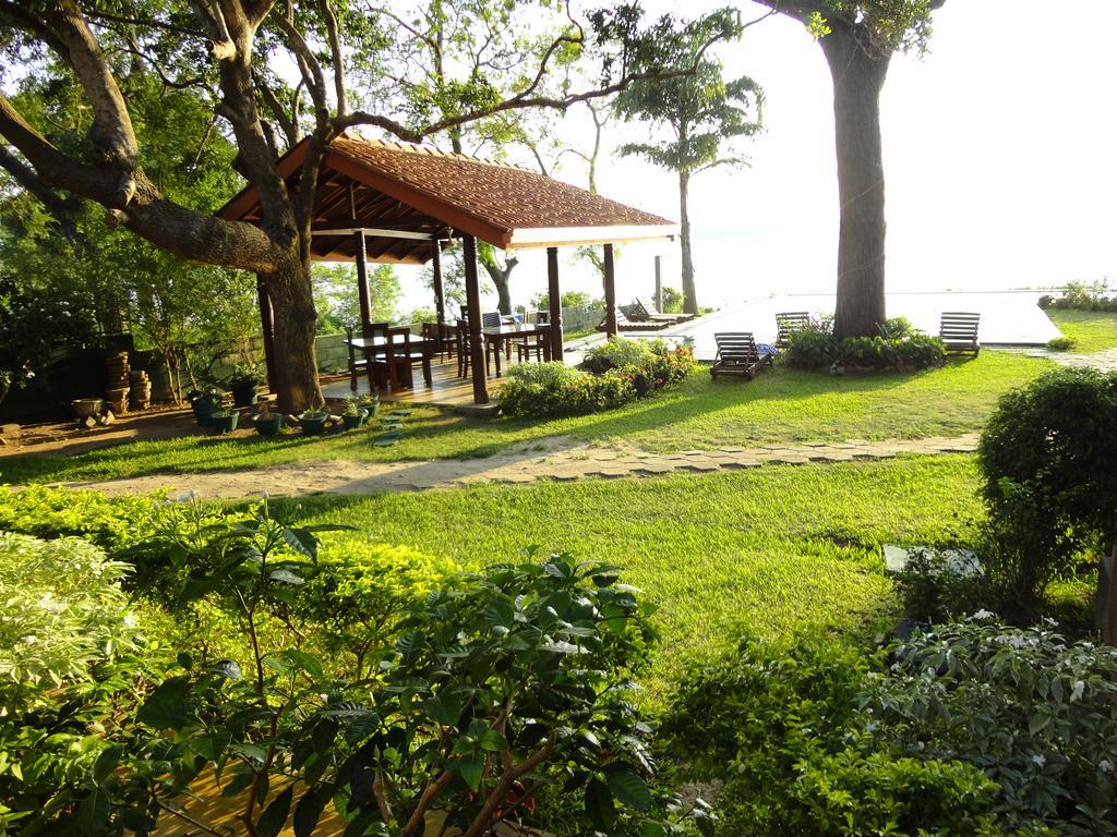 Oak Ray Lake Resort Tissamaharama Exterior photo