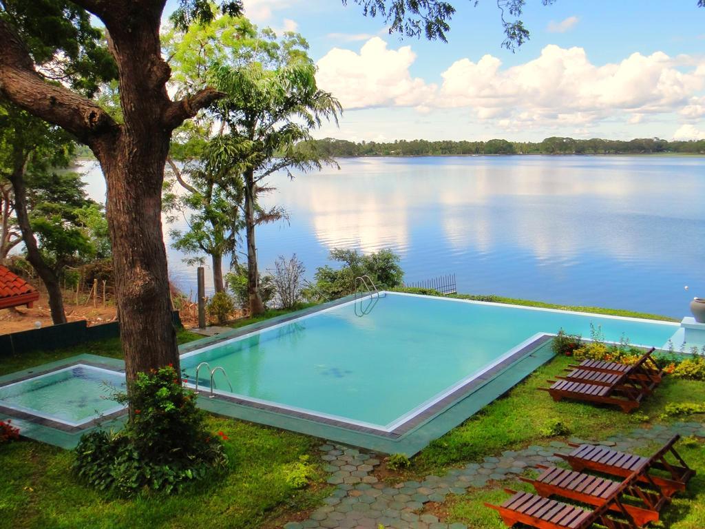 Oak Ray Lake Resort Tissamaharama Exterior photo