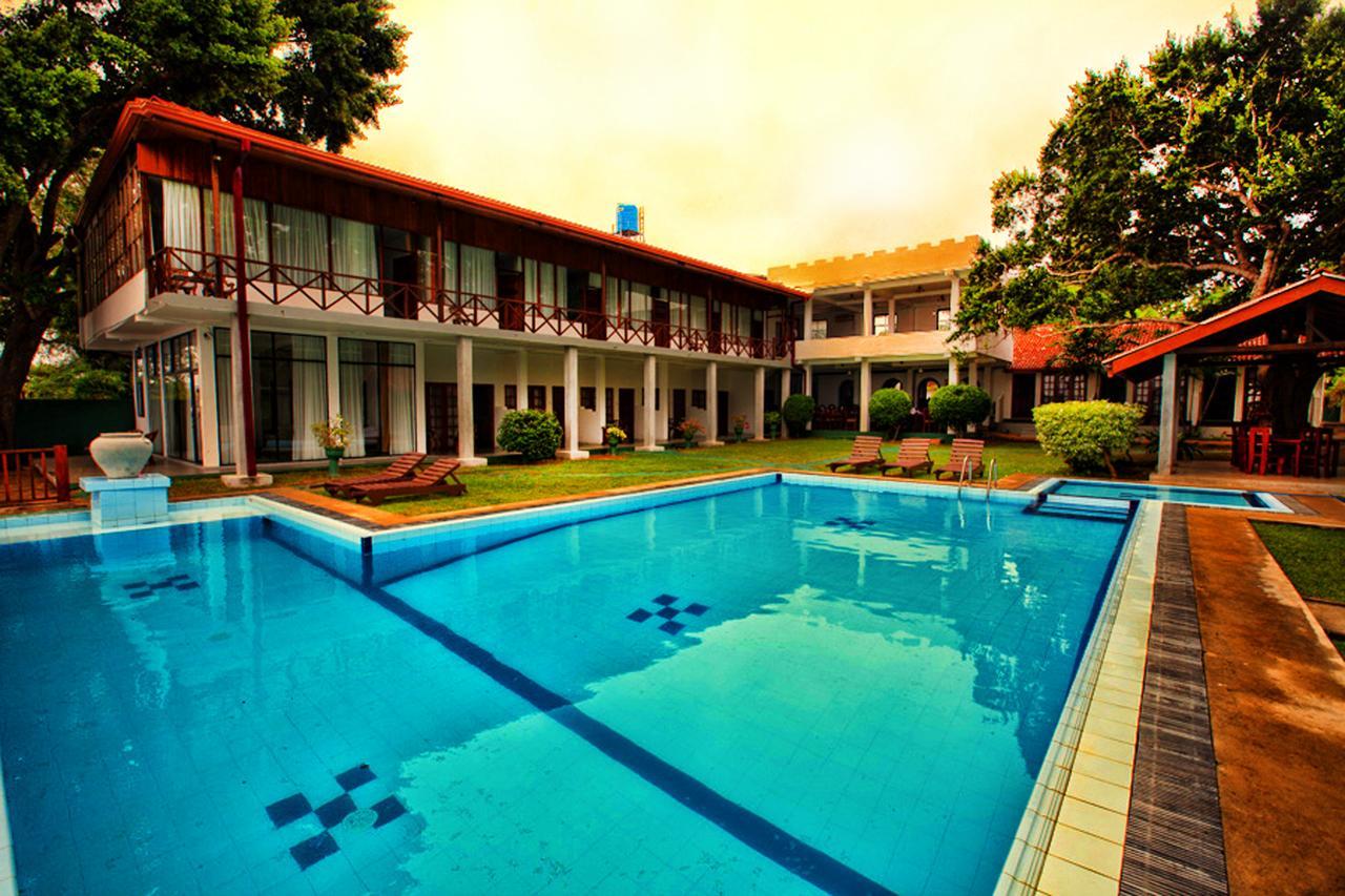 Oak Ray Lake Resort Tissamaharama Exterior photo
