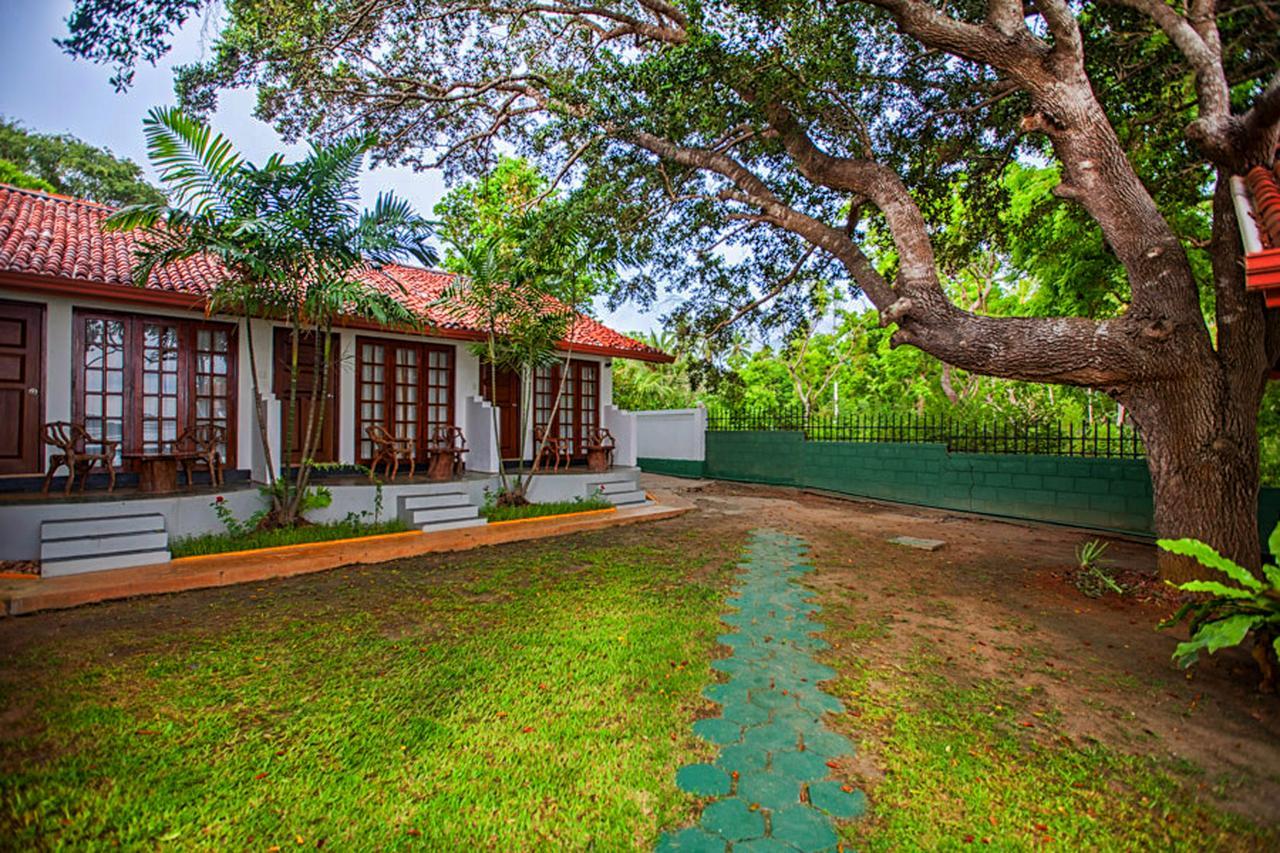Oak Ray Lake Resort Tissamaharama Exterior photo