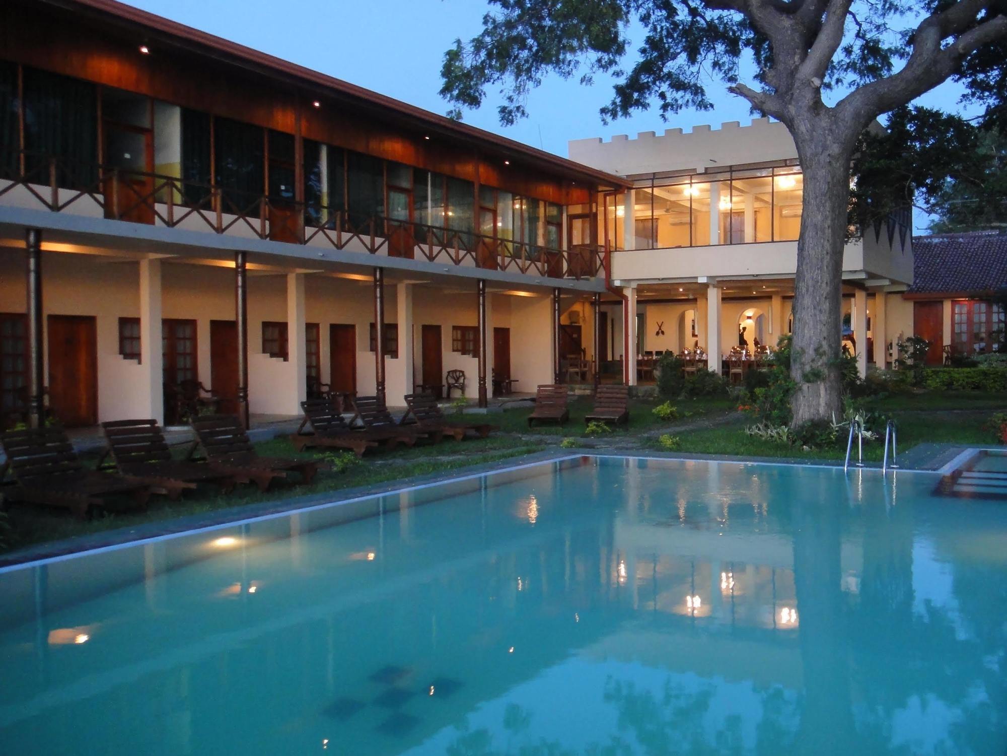 Oak Ray Lake Resort Tissamaharama Exterior photo