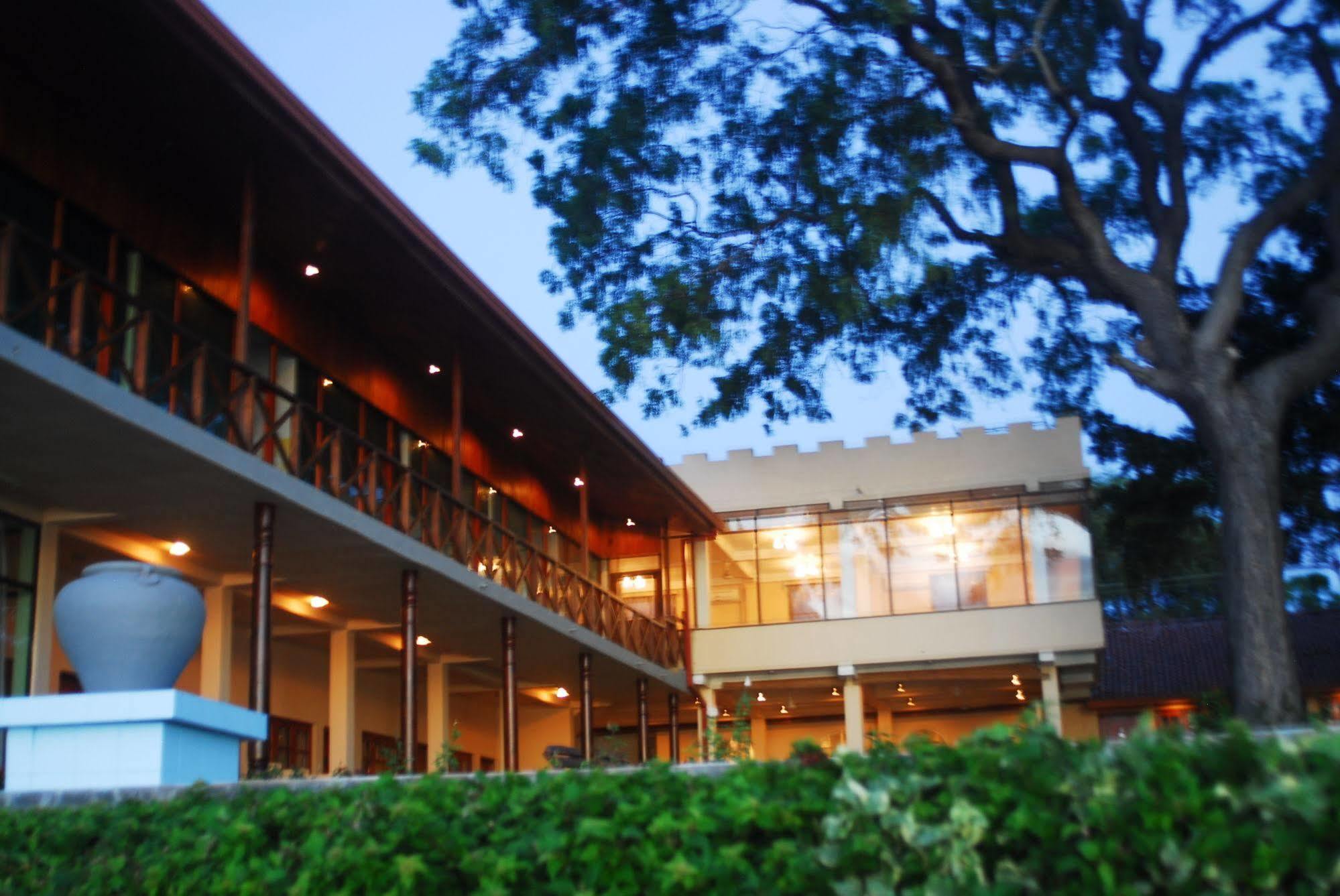 Oak Ray Lake Resort Tissamaharama Exterior photo