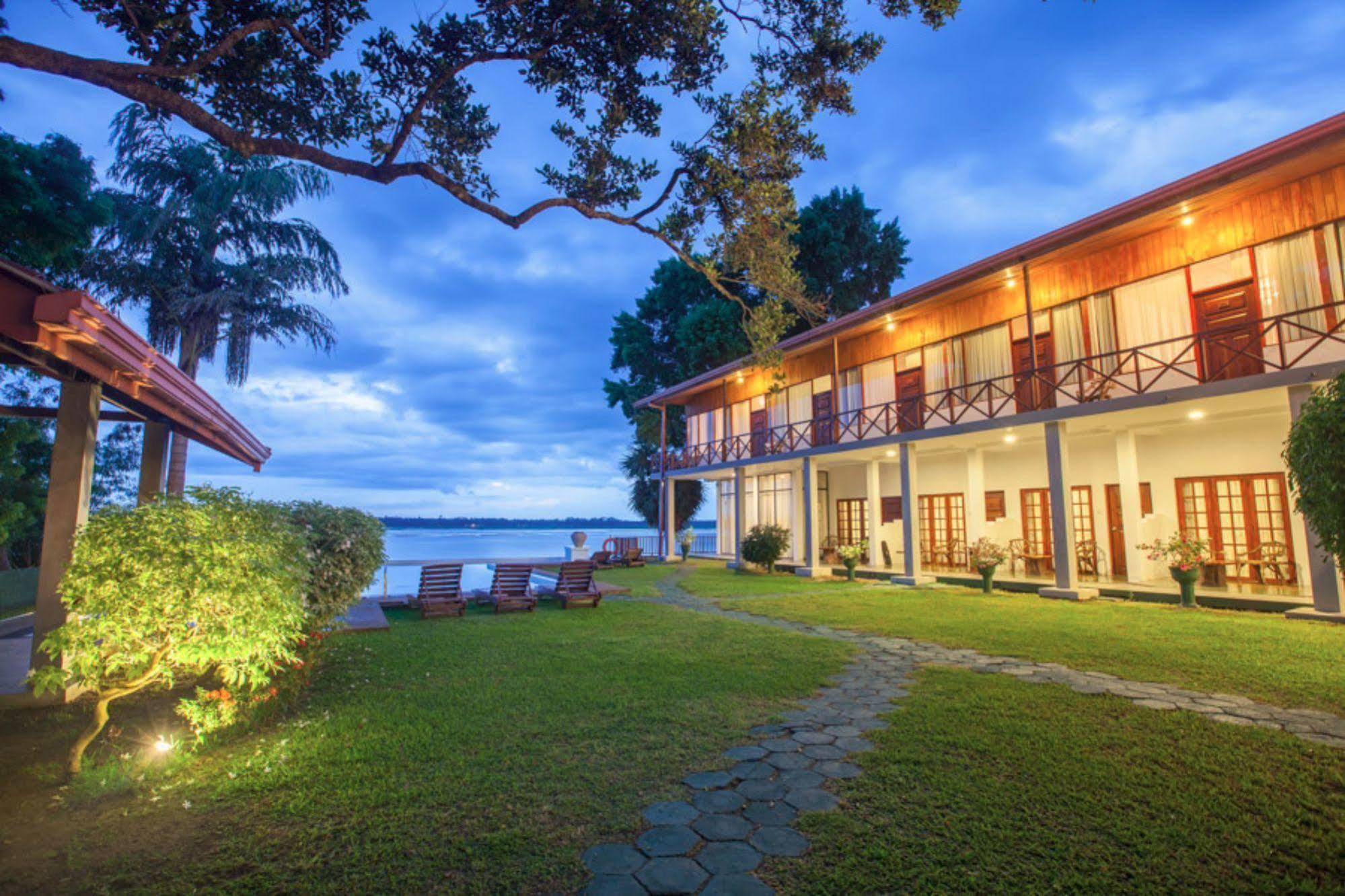 Oak Ray Lake Resort Tissamaharama Exterior photo