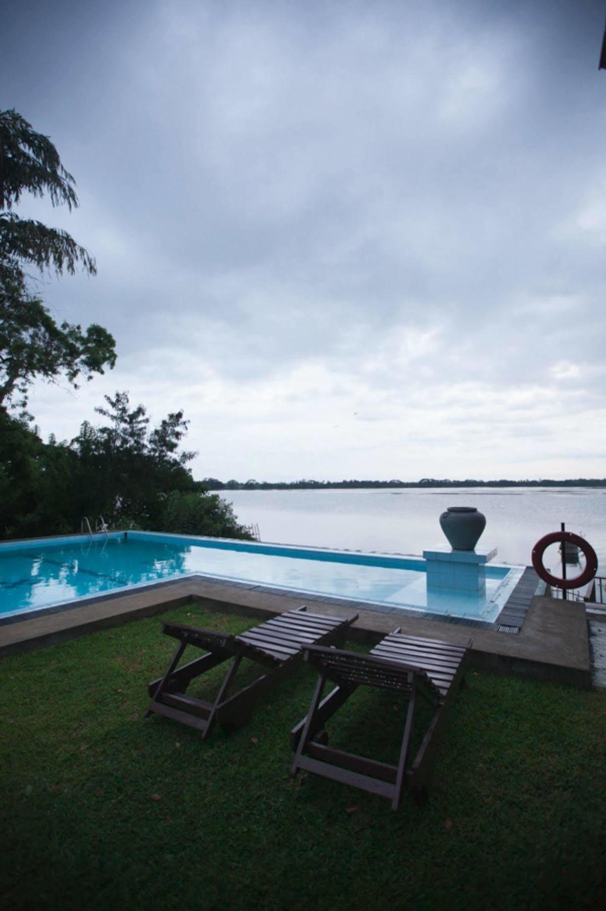 Oak Ray Lake Resort Tissamaharama Exterior photo