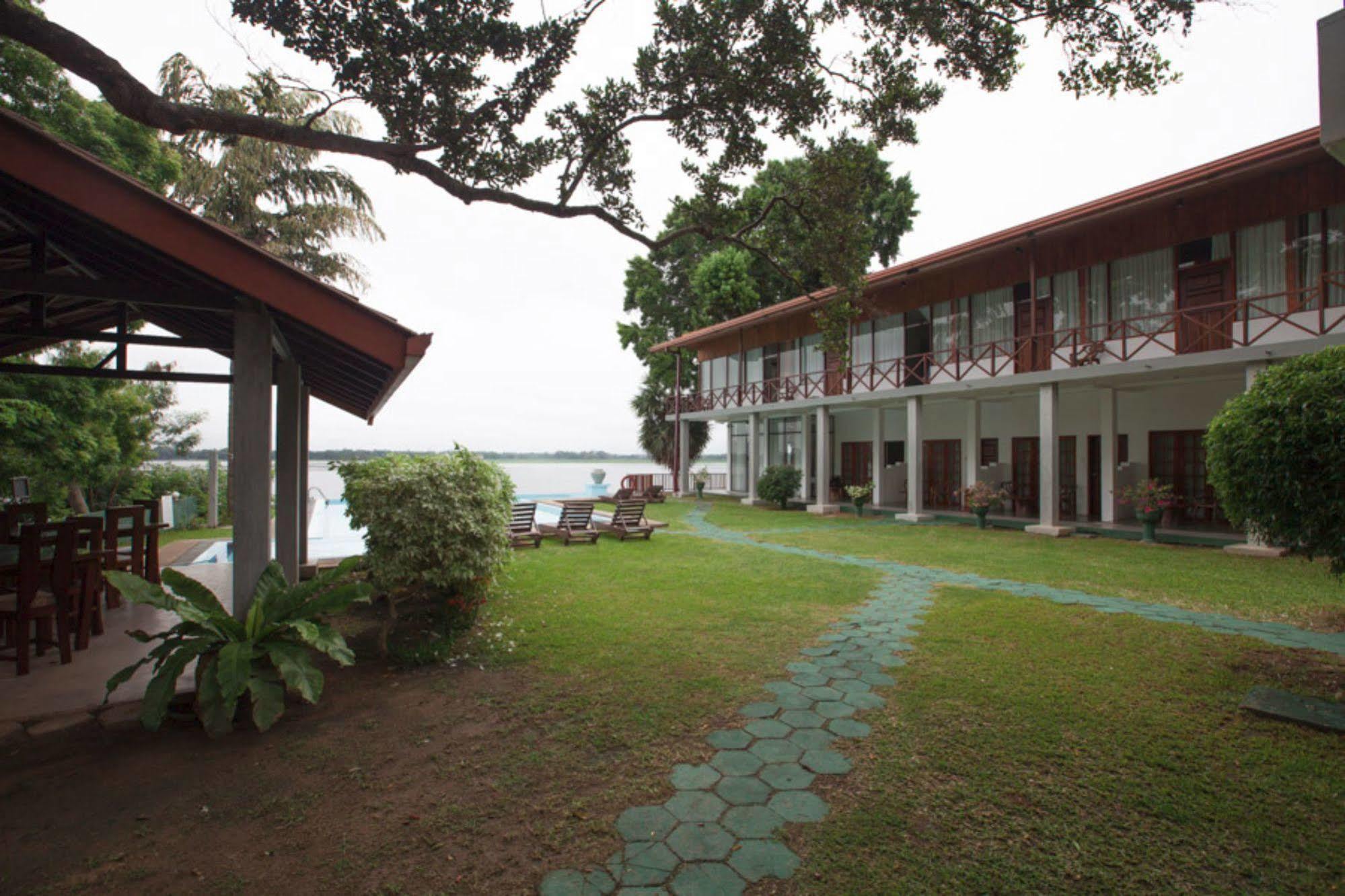 Oak Ray Lake Resort Tissamaharama Exterior photo