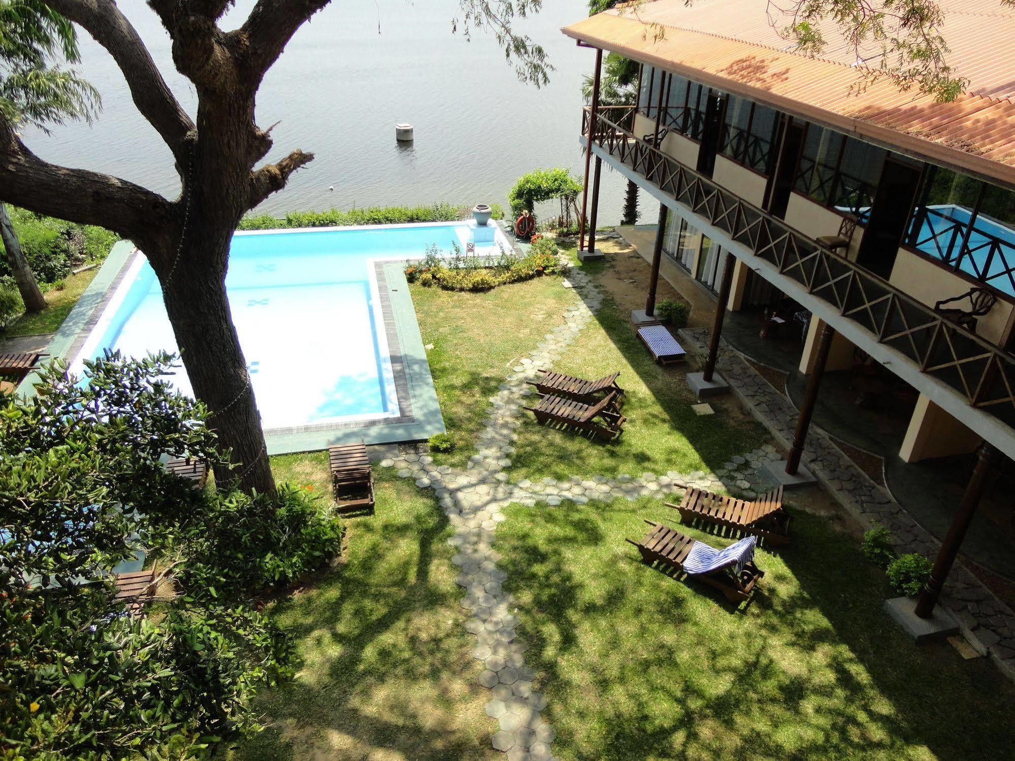 Oak Ray Lake Resort Tissamaharama Exterior photo