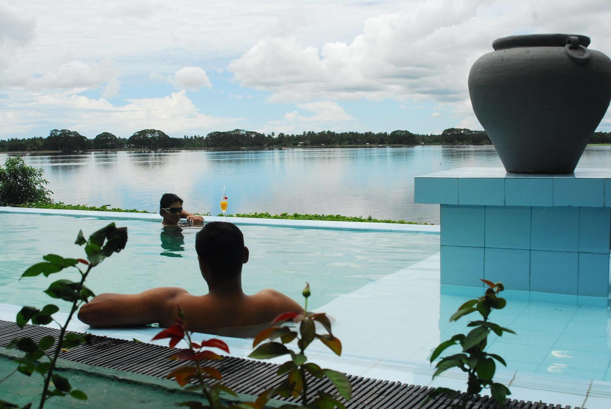 Oak Ray Lake Resort Tissamaharama Exterior photo