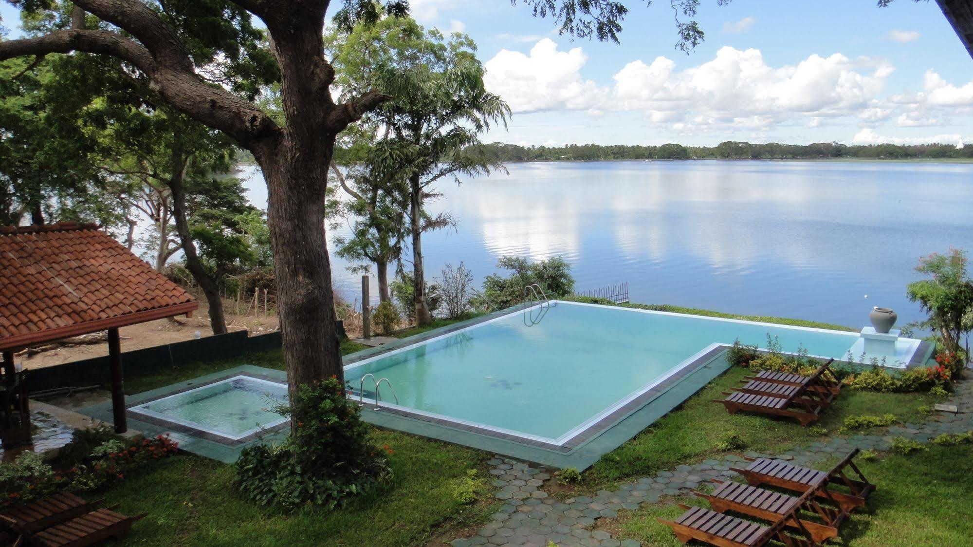 Oak Ray Lake Resort Tissamaharama Exterior photo