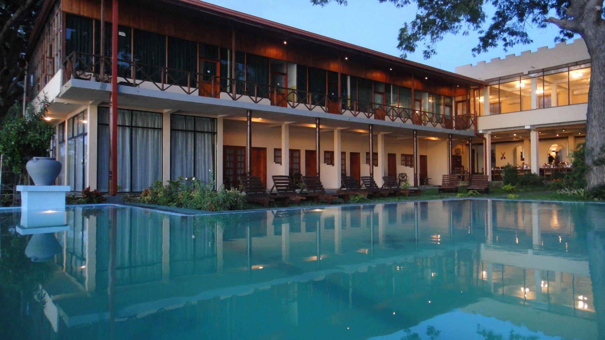 Oak Ray Lake Resort Tissamaharama Exterior photo